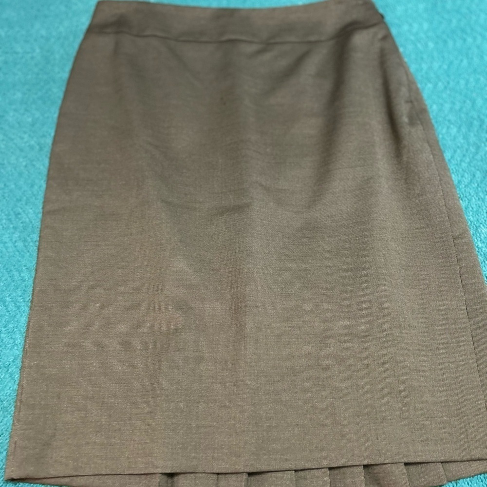 Ann Taylor Women’s Straight Black Shirt with Pleats in the back

Size 14P